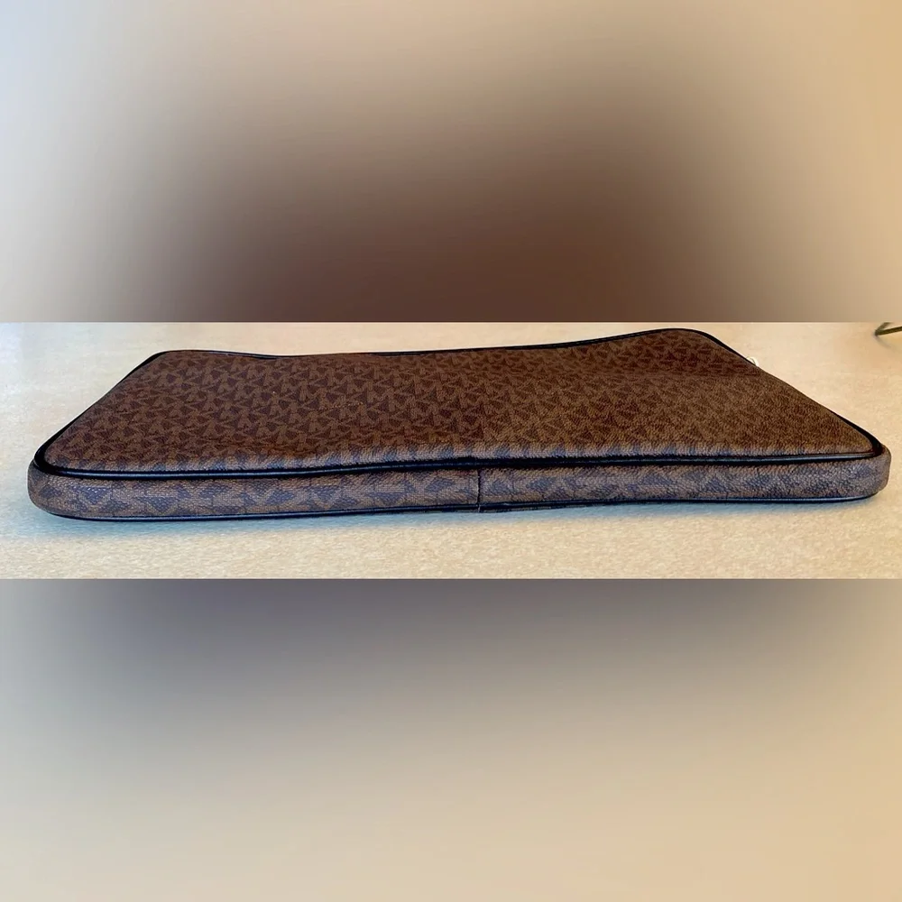 MICHAEL KORS Jet Set Travel LG Laptop Case, EUC - Picture 5 of 12